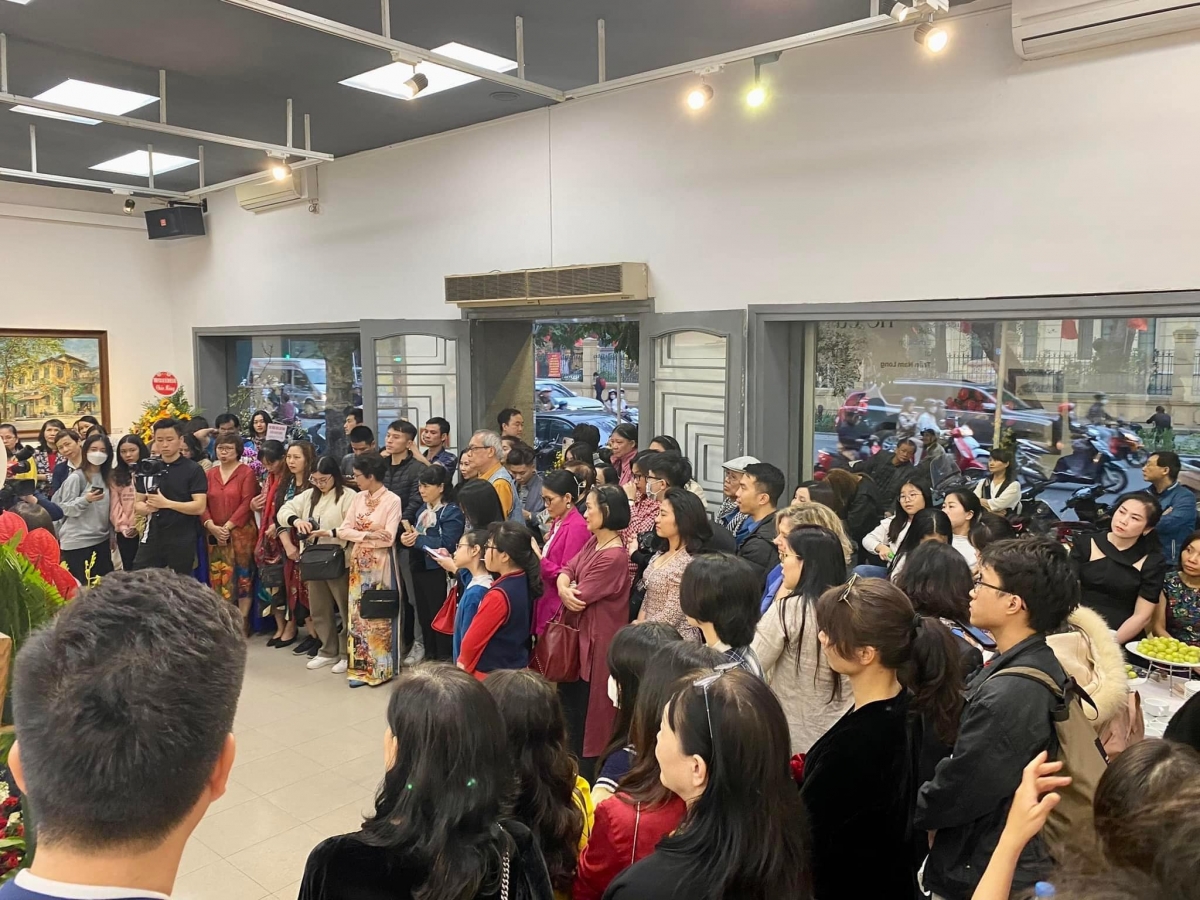 Buổi khai mạc triển lãm ấm cúng với đông đảo văn nghệ sĩ, người yêu tranh và cả những người theo dõi hành trình của hai mẹ con trên mạng xã hội