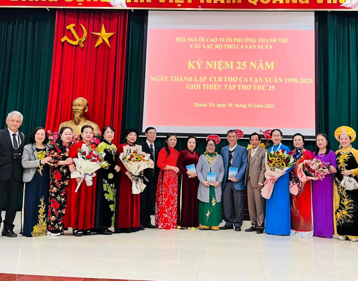 Ngày kỷ niệm 25 năm thành lập CLB thơ Vạn Xuân diễn ra vui tươi, đầm ấm