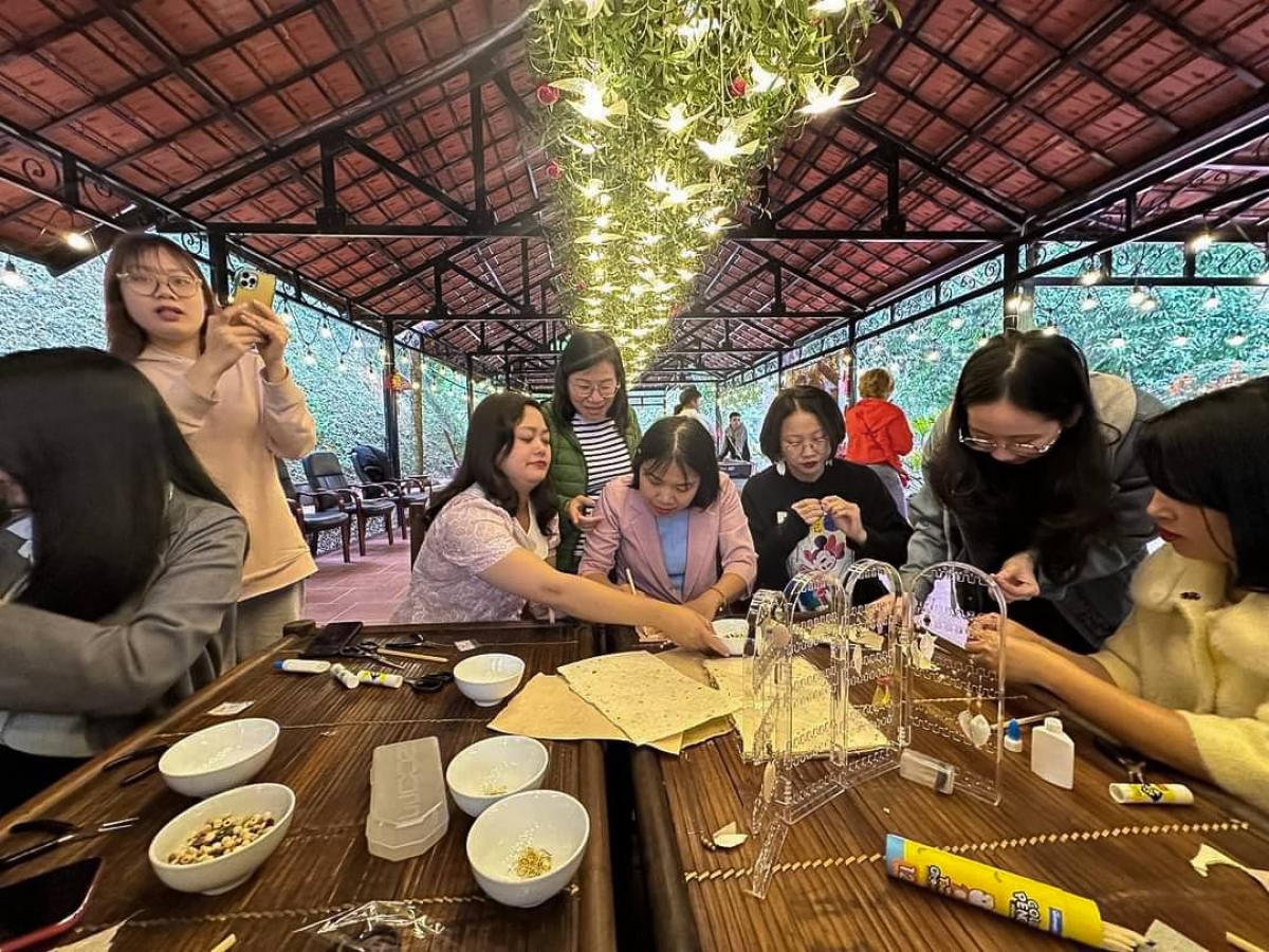 Trải nghiệm làm quạt, khuyên tai từ giấy Dó