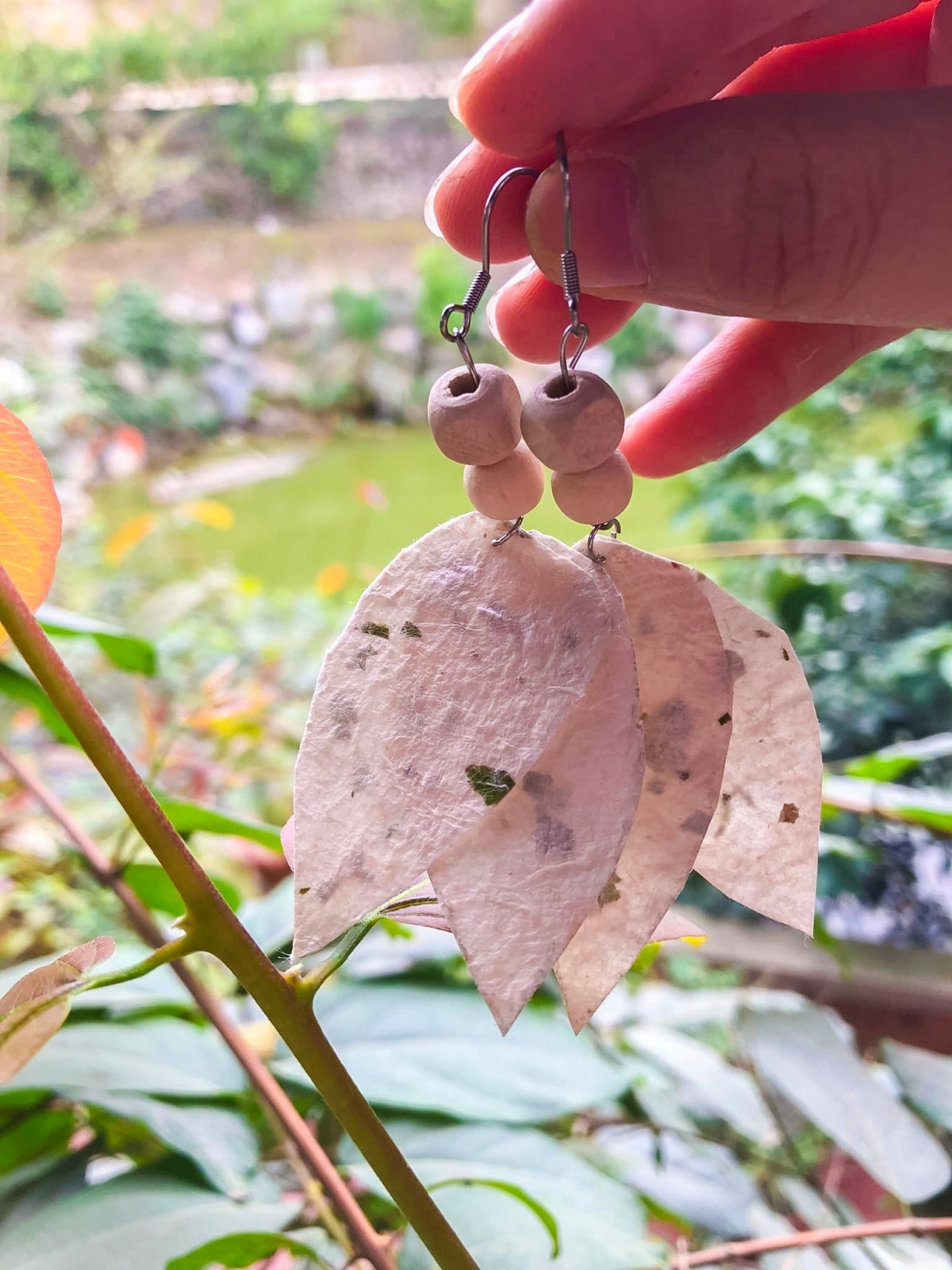 Sản phẩm khuyên tai bằng giấy Dó do chính du khách tự làm