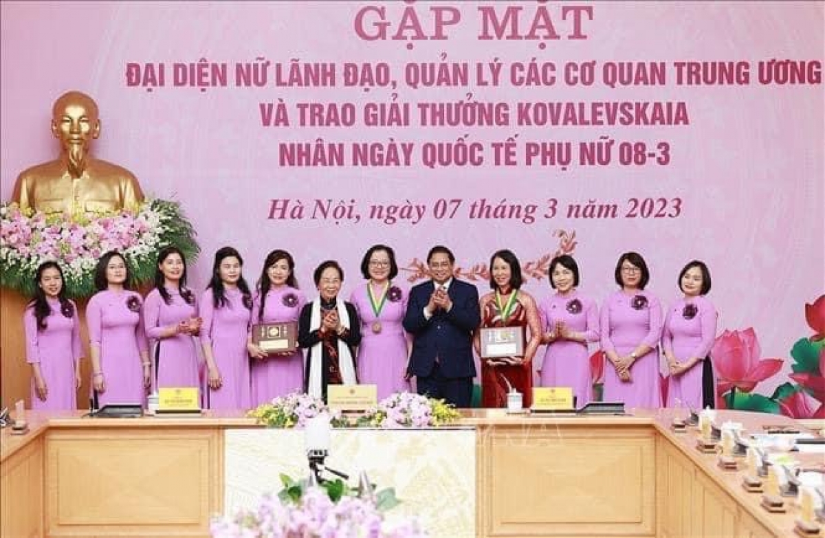 GS Lê Minh Thắng (áo dài đỏ) nhận Giải thưởng Kovalevskaia năm 2022