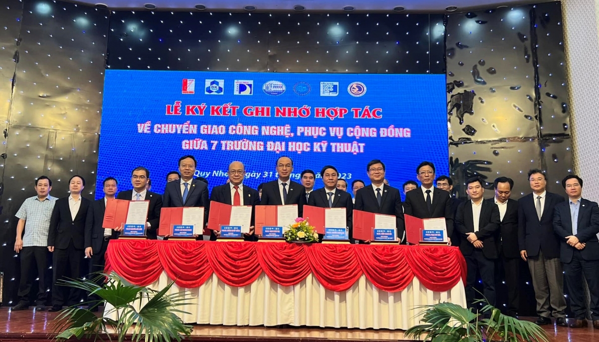 Lãnh đạo 7 Trường Đại học khối kỹ thuật ký kết ghi nhớ hợp tác về chuyển giao công nghệ, phục vụ cộng đồng