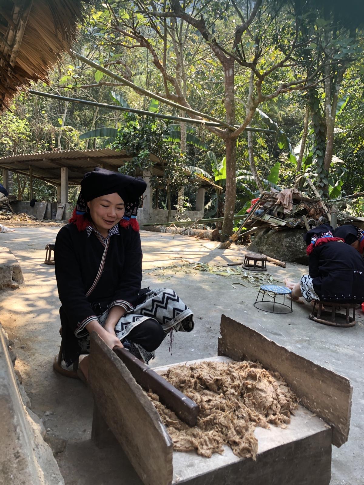Chị Lý Sao Mai, thành viên trong sản xuất giấy Dó ở Bản Sưng