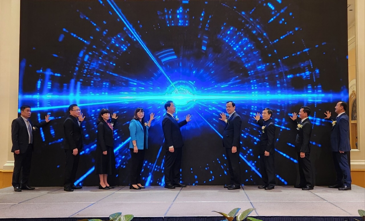 Các đại biểu tham dự Hội nghị cùng thực hiện nghi thức khởi động tuyến du lịch vàng “Hai quốc gia - Sáu điểm đến”.