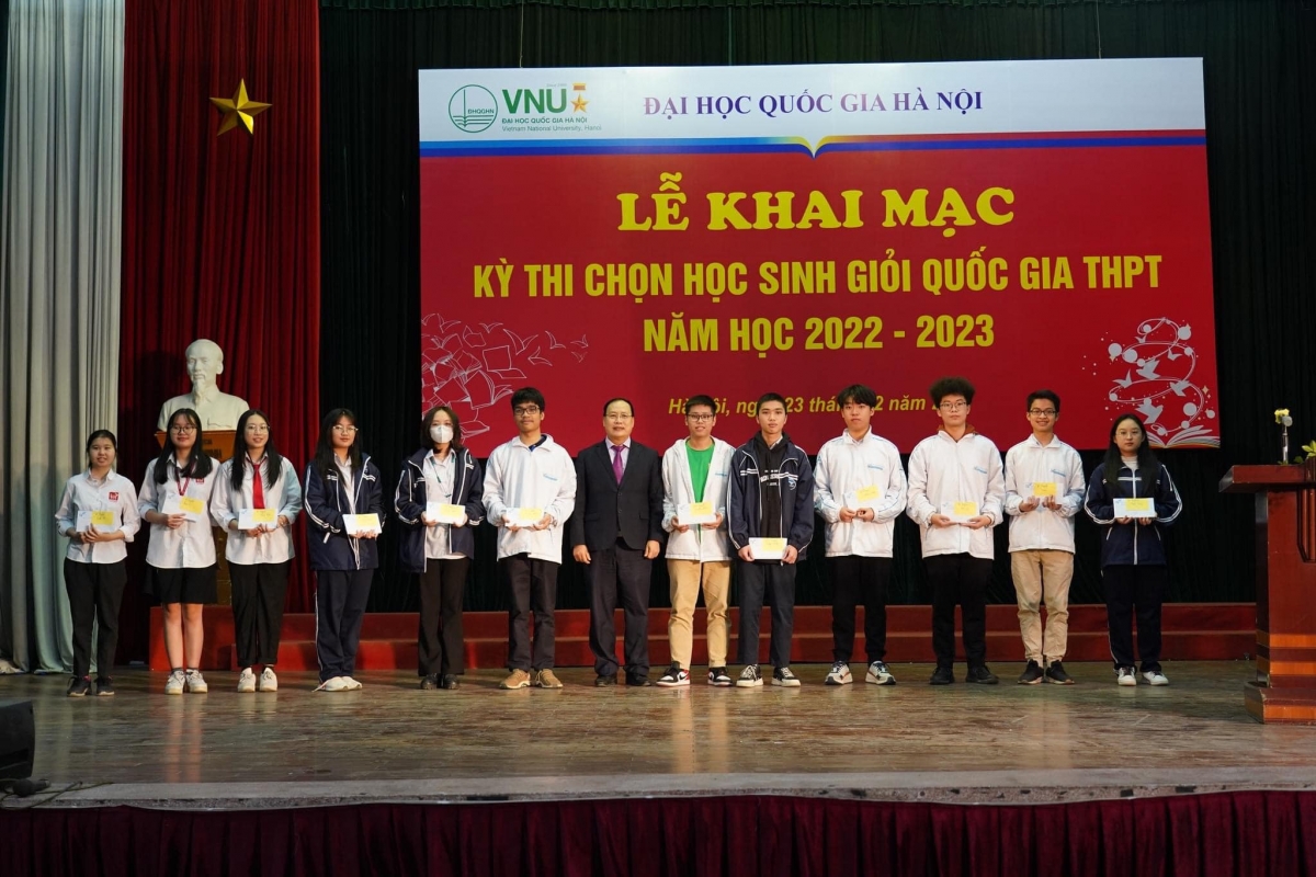 GS.TSKH Nguyễn Đình Đức, Trưởng Ban Đào tạo ĐHQGHN chụp ảnh cùng các học sinh tham dự kỳ thi chọn học sinh giỏi quốc gia THPT năm 2023