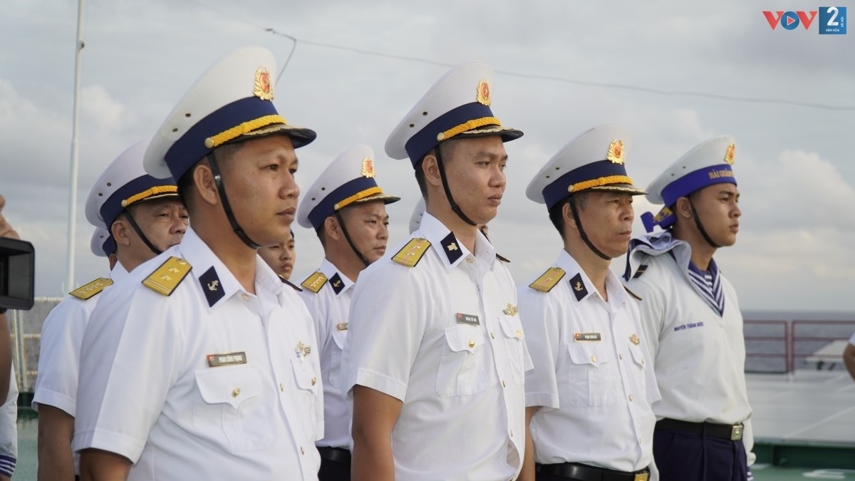 Trong quân phục chỉnh tề, các cán bộ, chiến sỹ nhà giàn đều hướng ánh nhìn về phía lá cờ Tổ quốc đang tung bay giữa trùng dương mênh mông. 