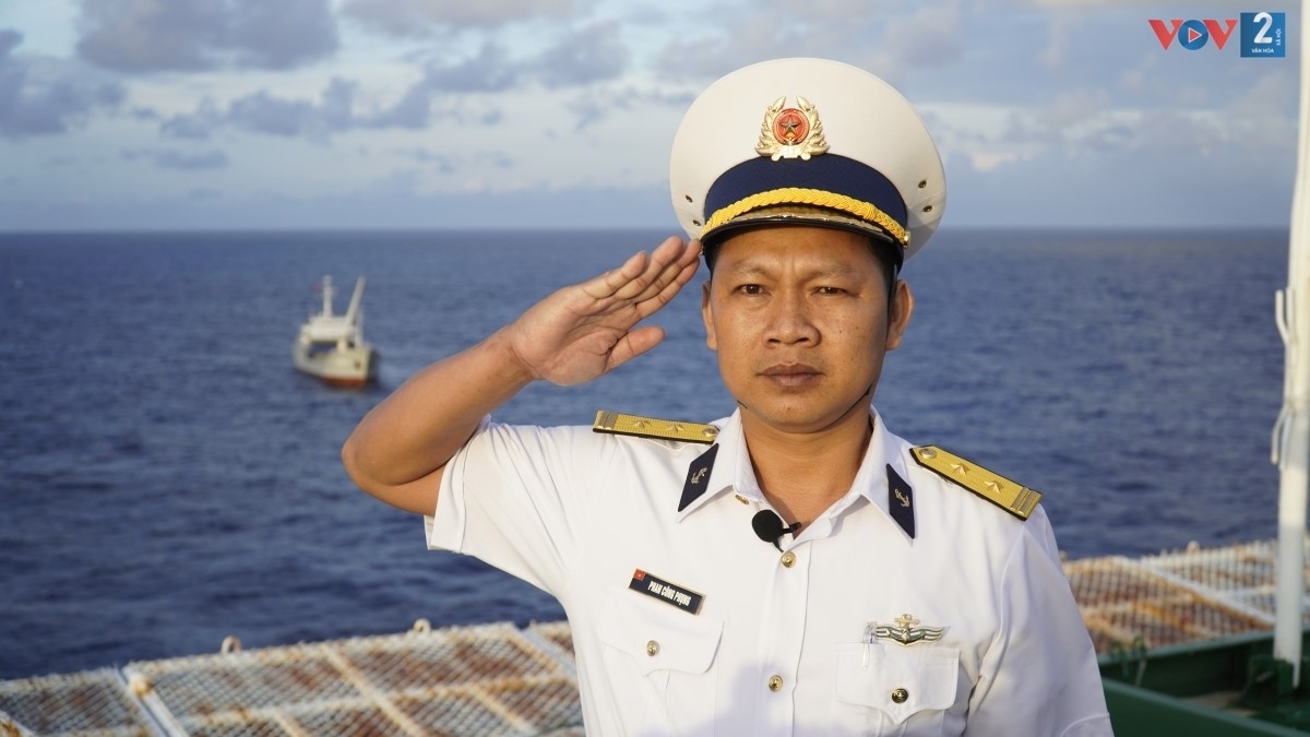 Lễ chào cờ đã góp phần tạo nên mạch nguồn to lớn, cổ vũ, động viên, thôi thúc các thế hệ cán bộ, chiến sỹ hôm nay tiếp tục trân trọng, khẳng định rõ ý chí quyết tâm bảo vệ chủ quyền biển, đảo thiêng liêng của Tổ quốc" - Trung tá Phan Công Phụng, Chính trị viên nhà giàn DK1/9 cho biết.