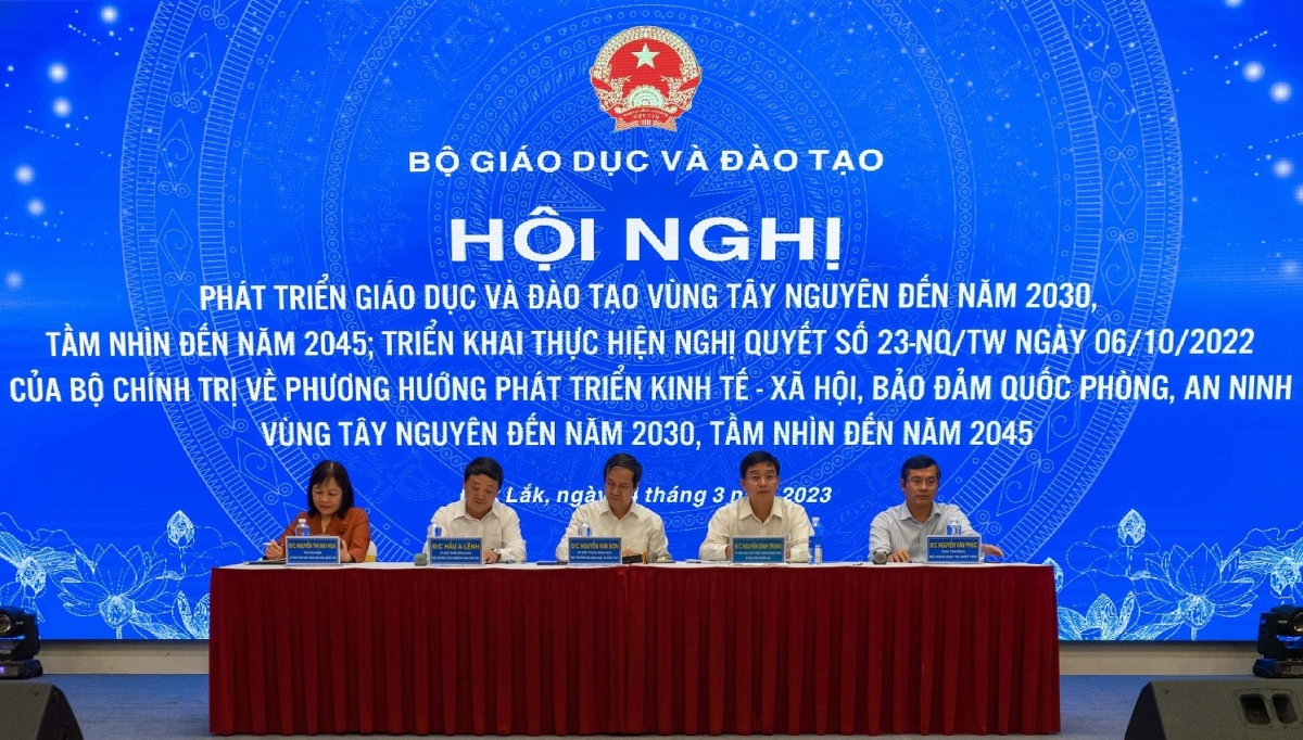Bộ trưởng Bộ GD-ĐT Nguyễn Kim Sơn; Bộ trưởng, Chủ nhiệm Uỷ ban Dân tộc Hầu A Lềnh; Bí thư Tỉnh uỷ Đắk Lắk Nguyễn Đình Trung; Phó Chủ nhiệm Uỷ ban Văn hoá, Giáo dục của Quốc hội Nguyễn Thị Mai Hoa; Thứ trưởng Bộ GD-ĐT Nguyễn Văn Phúc chủ trì hội nghị