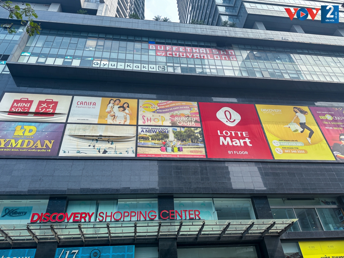 Nằm ngay mặt đường Cầu Giấy, trung tâm thương mại Discovery Complex có 8 tầng với các khu thời trang, nội thất, ẩm thực, vui chơi giải trí… riêng biệt.