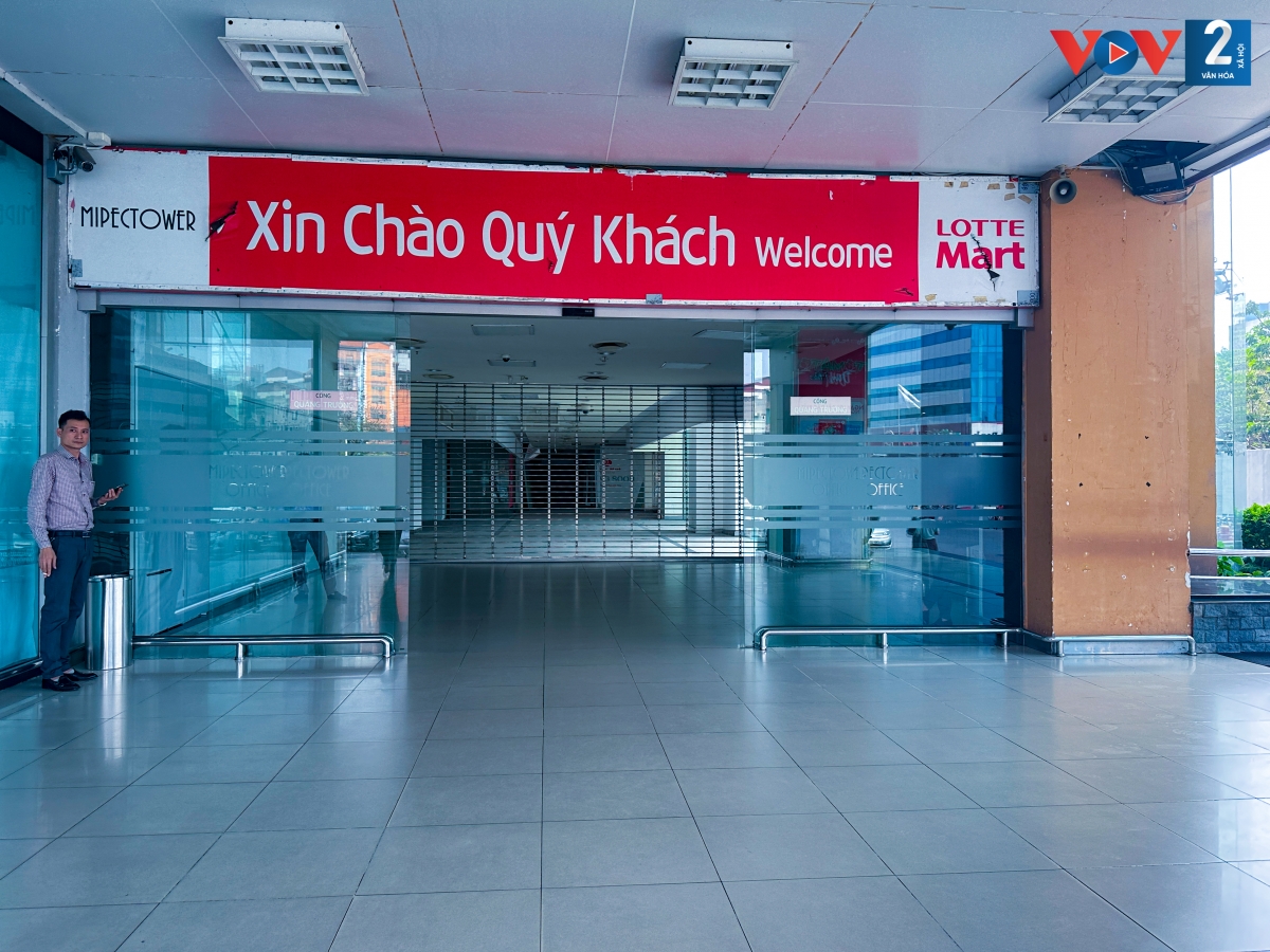 Trước đó, từ 1/7/2021, Lotte Mart và các gian hàng khác thuê tại đây đã đóng cửa. Hiện, mặt bằng này vẫn bỏ không, được che cửa sắt, bụi bám đầy mặt sàn.