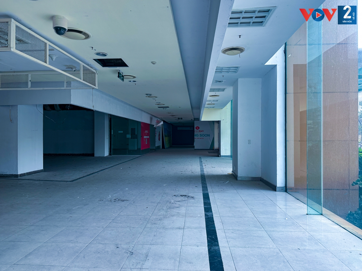 Mặc dù nằm ở quận đông dân nhất của Thủ đô nhưng từ sau dịch Covid-19 đến nay, gần như không còn nhãn hàng nào thuê mặt bằng tại Mipec Tower. Bên trong tháp chỉ còn duy nhất rạp chiếu phim CGV hoạt động.