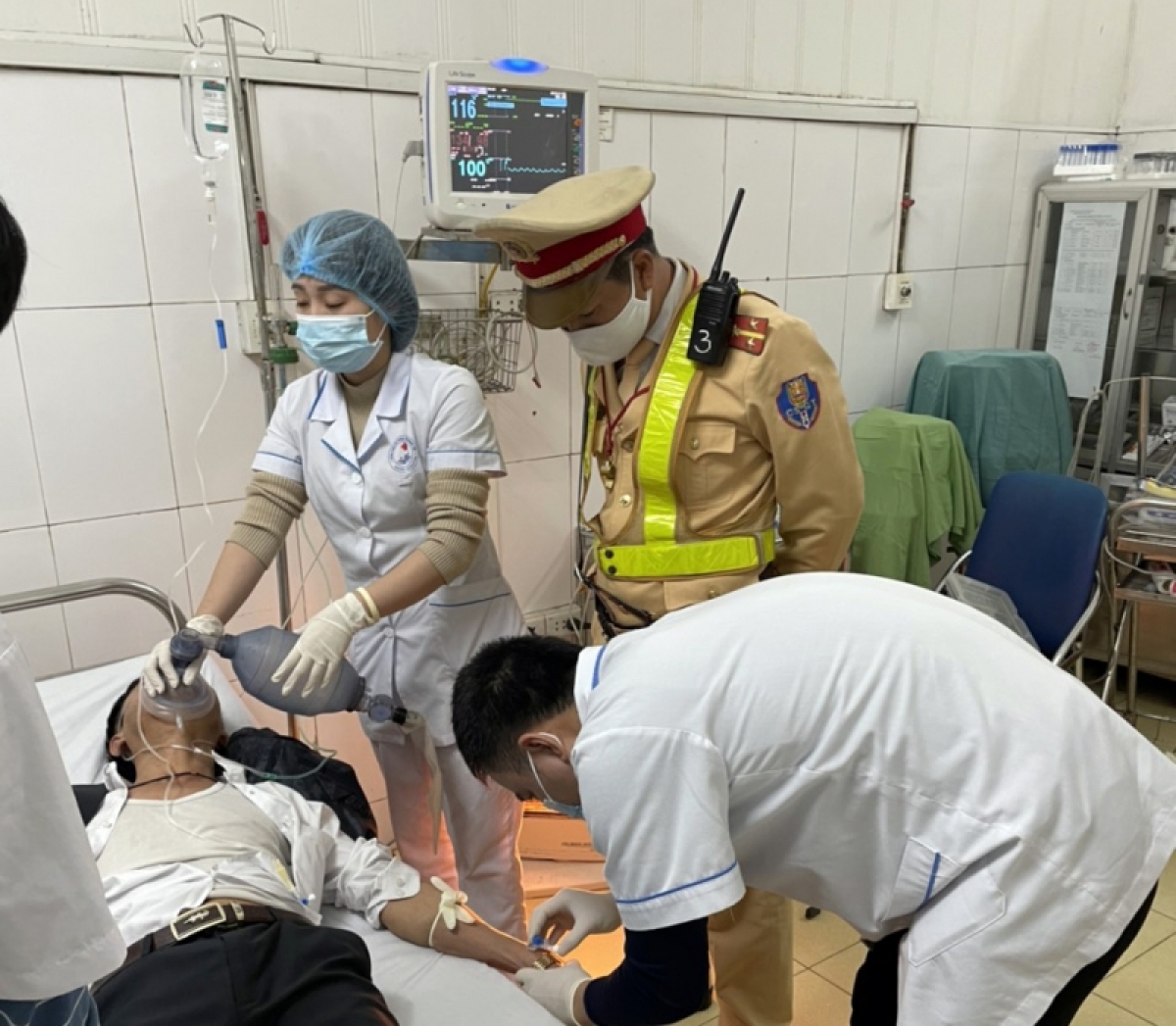 Một lái xe bị ngất xỉu trên cao tốc được cảnh sát giao thông phát hiện, cấp cứu kịp thời