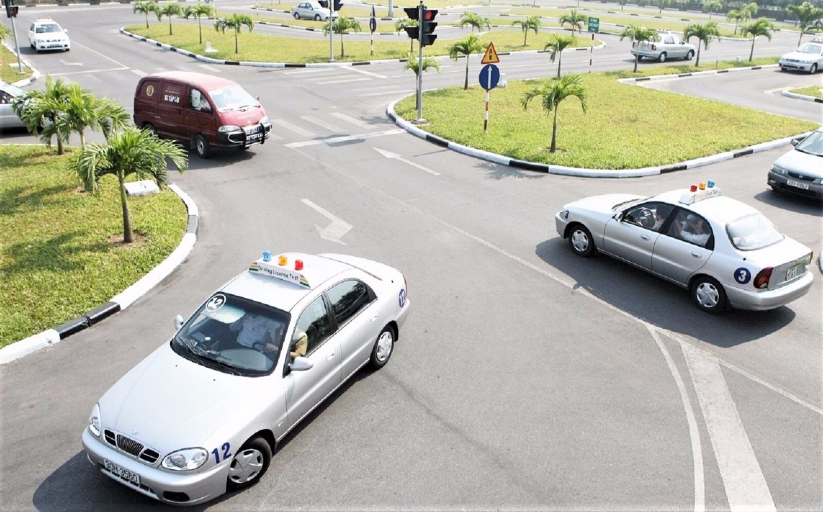 Cục Kiểm tra văn bản pháp luật (Bộ Tư pháp) cho rằng việc đổi tên 'trung tâm đào tạo lái xe' là trái luật, gây phiền phức cho các cơ sở đào tạo lái xe