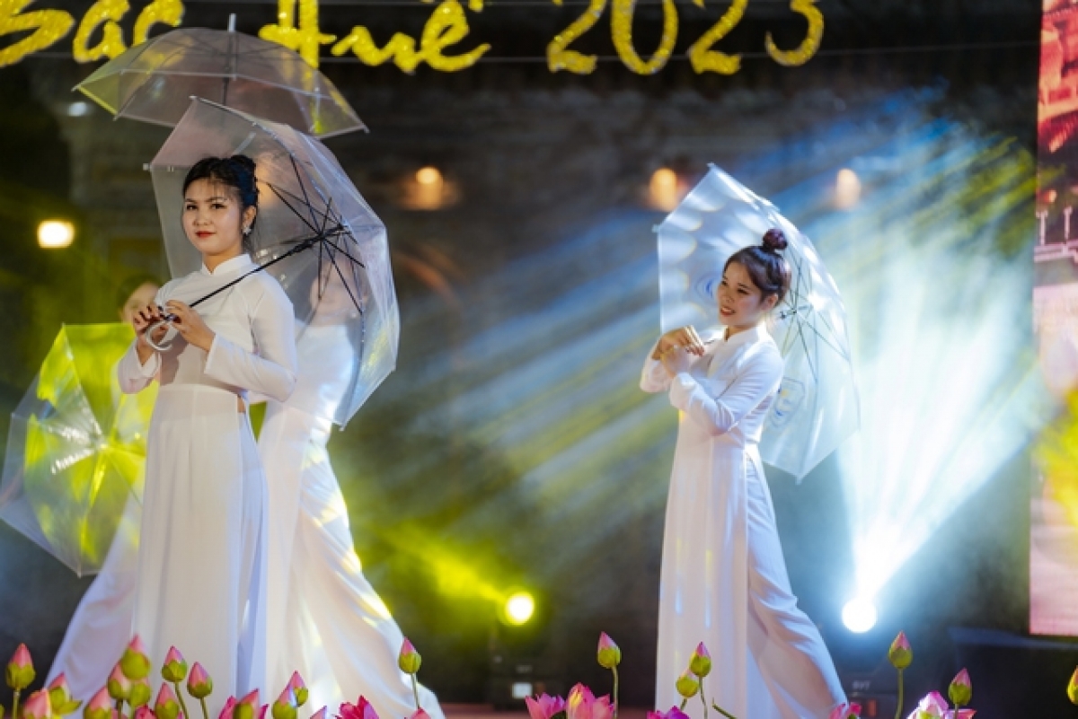 Một số hình ảnh trình diễn áo dài trong chương trình Hương sắc Huế