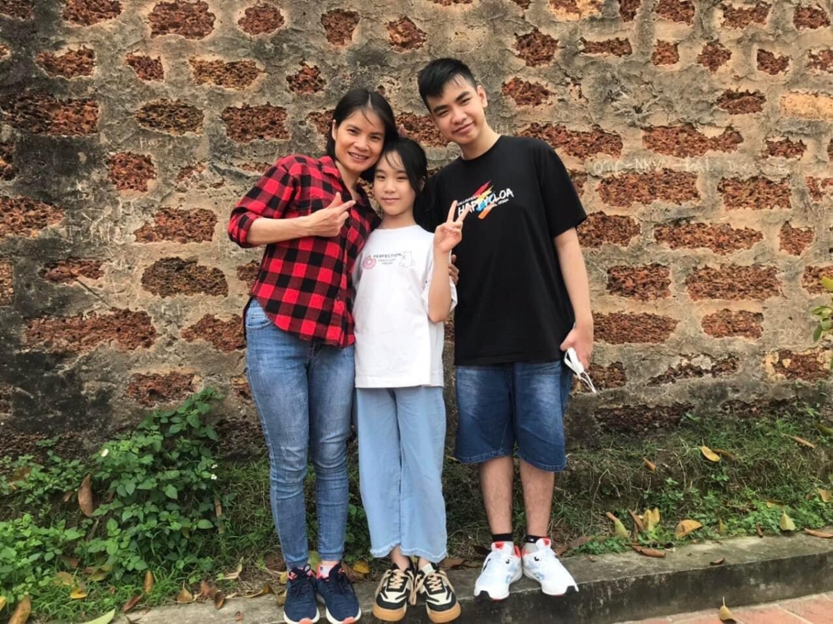 Chị Phùng Hiếu cùng hai con