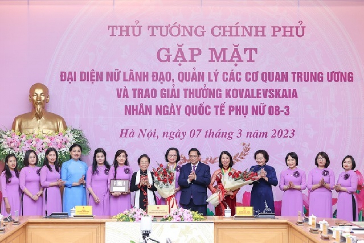 Thủ tướng Phạm Minh Chính và nguyên Phó Chủ tịch nước Nguyễn Thị Doan, Chủ tịch Hội đồng giải thưởng Kovalevskaia trao giải cho tập thể và cá nhân đoạt giải Kovalevskaia 2022