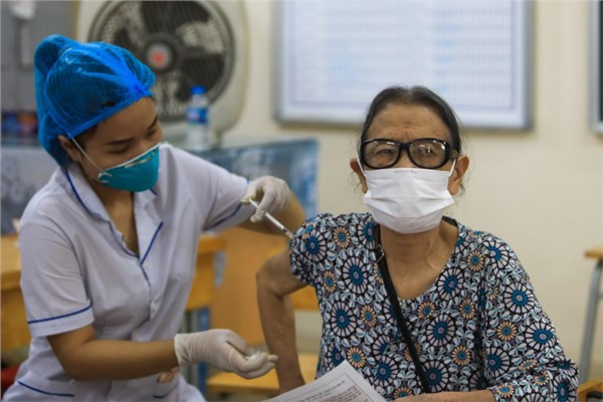 Người cao tuổi được khuyến cáo nên tiêm thêm một liều vaccine ngừa Covid-19 trong khoảng 6 hoặc 12 tháng sau mũi tiêm nhắc lại gần nhất