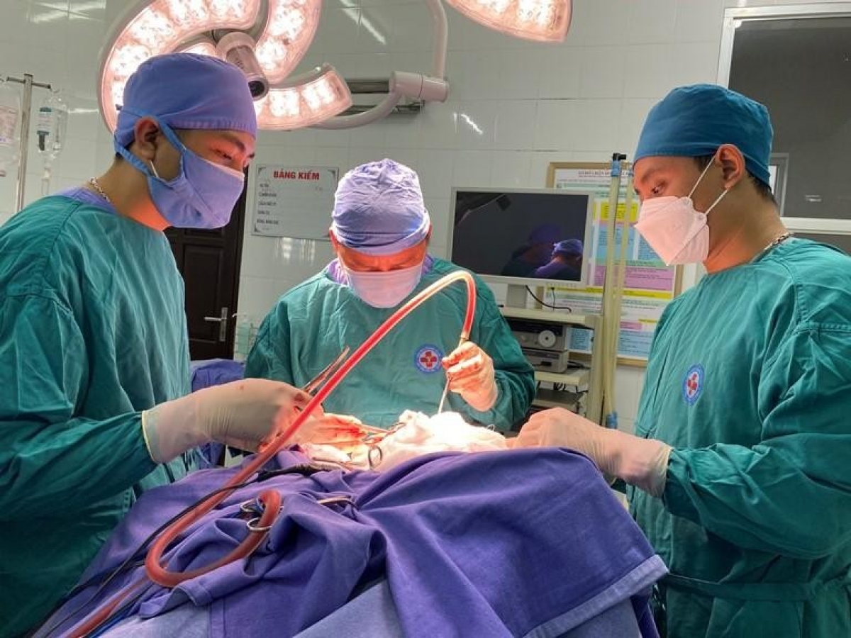 Ca phẫu thuật lấy tay phanh xe đạp dài 25cm ra khỏi hốc mắt bé gái