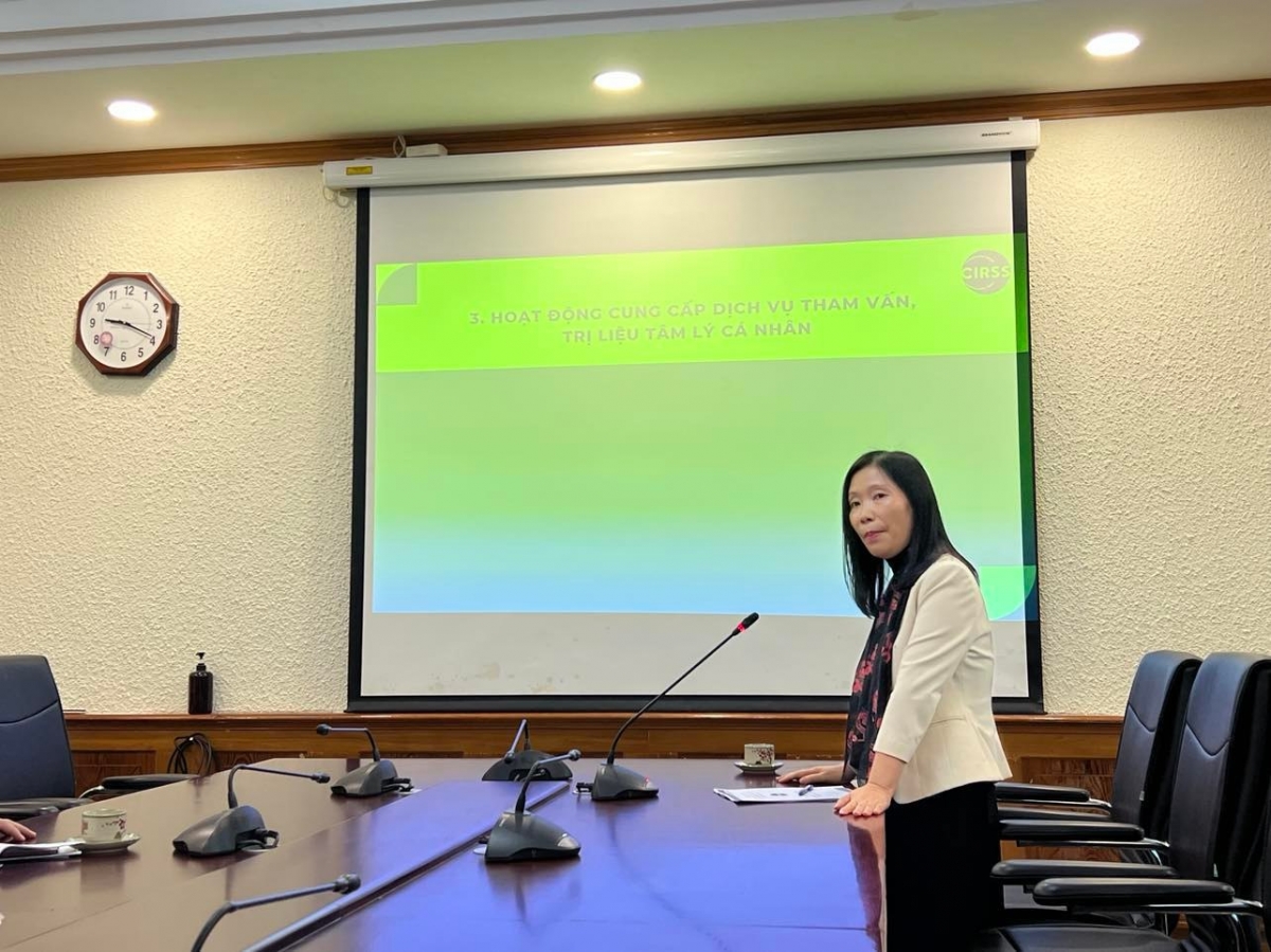 PGS.TS Nguyễn Thị Minh Hằng - Giám đốc Trung tâm nghiên cứu liên ngành các KHXH trình bày báo cáo hoạt động của Trung tâm