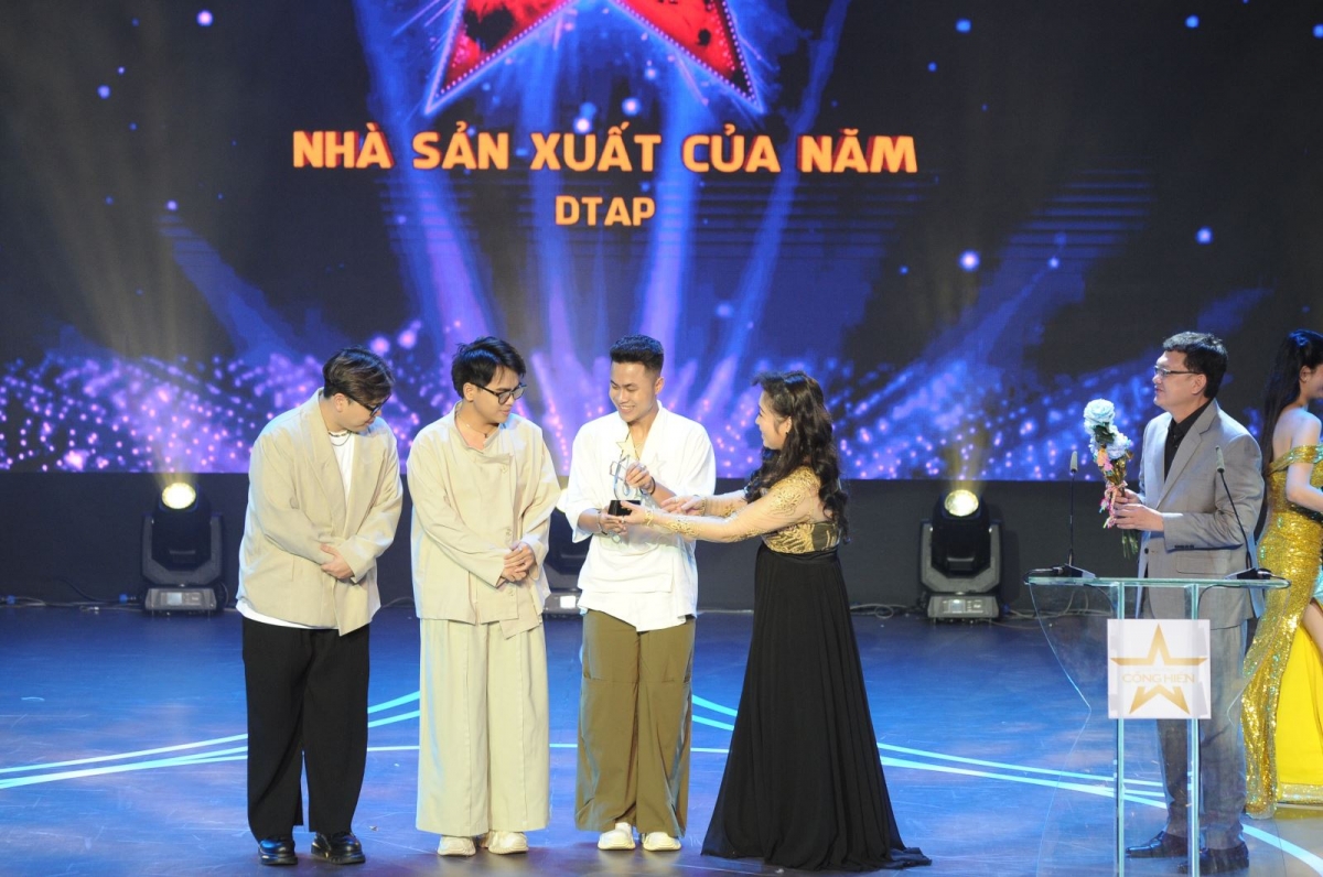 Nhóm nhạc DTAP nhận giải thưởng Nhà sản xuất của năm.