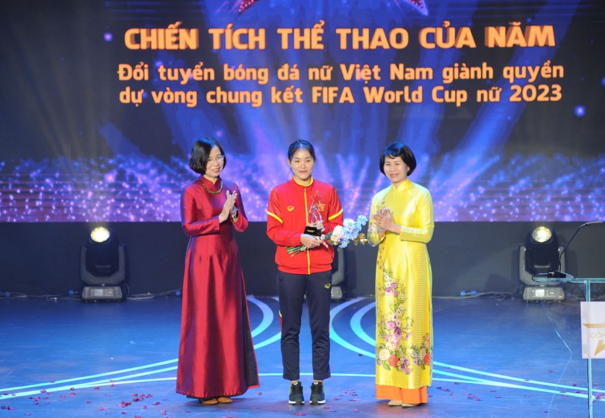 Bà Vũ Việt Trang, Tổng Giám đốc Thông tấn xã Việt Nam (bìa trái) trao giải cho đại diện Đội tuyển bóng đá nữ Việt Nam đạt giải Chiến tích thể thao của năm.