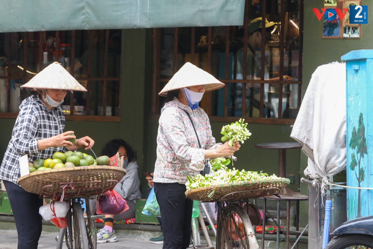 Hoa bưởi trắng ngần, tinh khiết mang mùi thơm dịu mát cùng bao nỗi nhớ, như nhà thơ Phan Thị Thanh Nhàn đã viết “Mà hương thầm, theo mãi bước người đi”…
