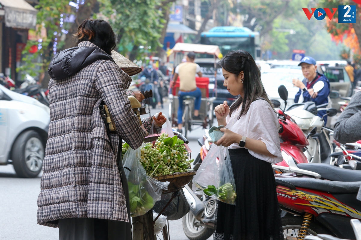 Chẳng biết tự bao giờ, người Hà thành giữ nếp chơi hoa bưởi như muốn giữ lại mùi hương tháng Ba dung dị mà lưu luyến.