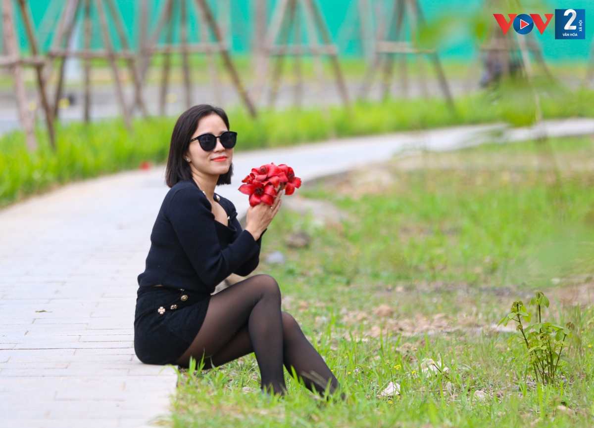 Chị Vân Chi nhà gần đường hoa tới đây chụp ảnh: "Rất ấn tượng bởi sắc đỏ của hoa gạo. Mình cùng em họ quyết định thuê thợ ảnh chuyên nghiệp để có được những bộ ảnh đẹp".