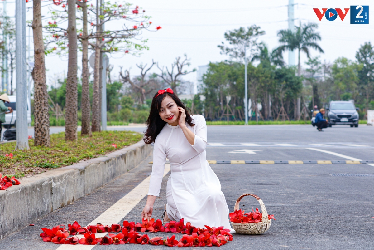 Chị Ngọc Ánh (quận Hà Đông) chia sẻ: "Tôi rất thích thú khi lần đầu tiên đến đây với bạn. Con đường hoa thật đẹp, mong rằng Hà Nội sẽ có thêm nhiều con đường như vậy".