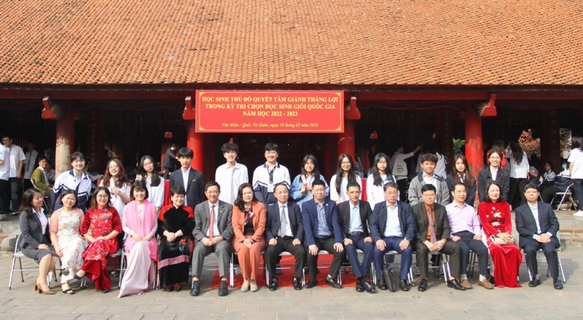 Đoàn học sinh Hà Nội tham dự kỳ thi chọn học sinh giỏi quốc gia chụp ảnh lưu niệm cùng lãnh đạo Sở GD-ĐT cùng các thầy cô giáo tại Văn Miếu - Quốc Tử Giám