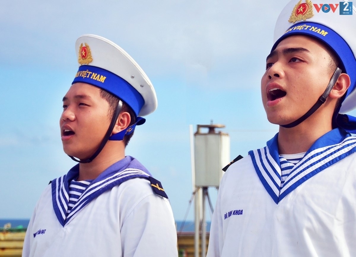 "Lần đầu tiên trong đời lính, em đứng chào cờ Tổ quốc giữa biển khơi. Cảm xúc thiêng liêng vô cùng" - Những chiến sỹ mới ra làm nhiệm vụ ai cũng mang tâm trạng tự hào. Chào cờ ở đất liền đã thiêng liêng, chào cờ ở nơi cột mốc chủ quyền của Tổ quốc còn thiêng liêng bội phần. Từng chữ, từng câu như thấm vào máu thịt.