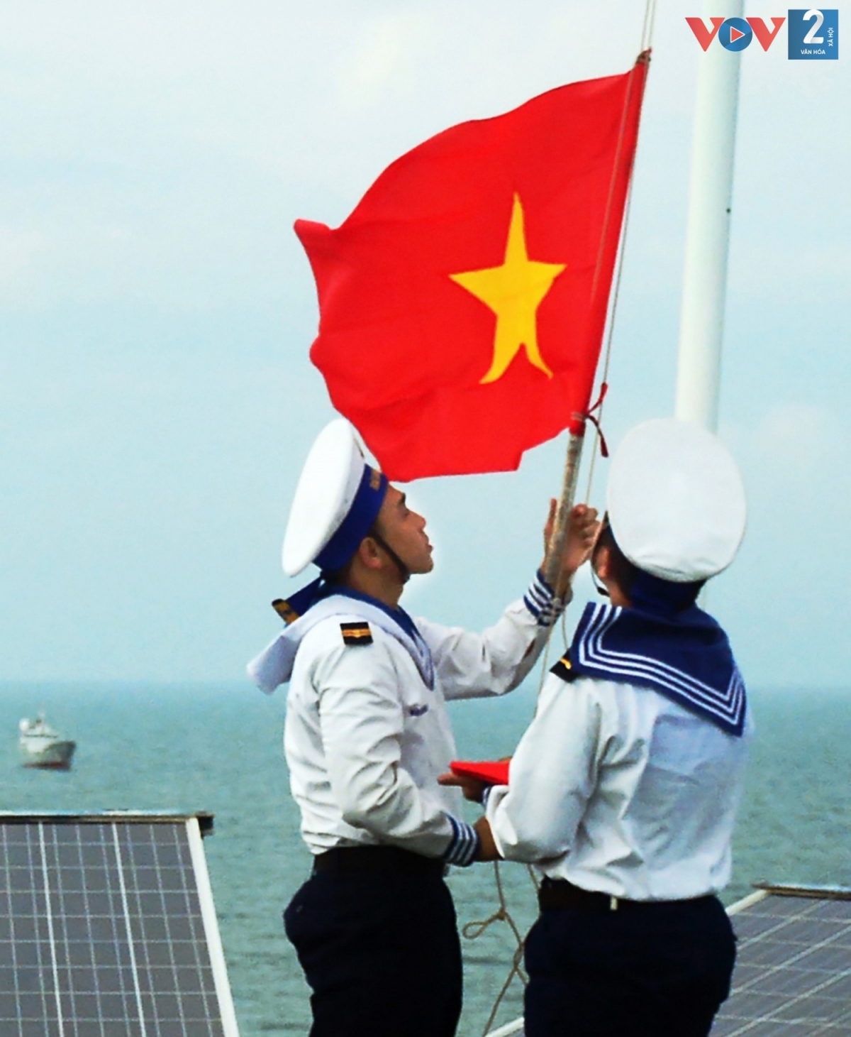 Giữa trời xanh và mây trắng, màu cờ đỏ sao vàng càng tươi thắm, rực rỡ hơn... khiến không khí của lễ chào cờ càng thêm xúc động