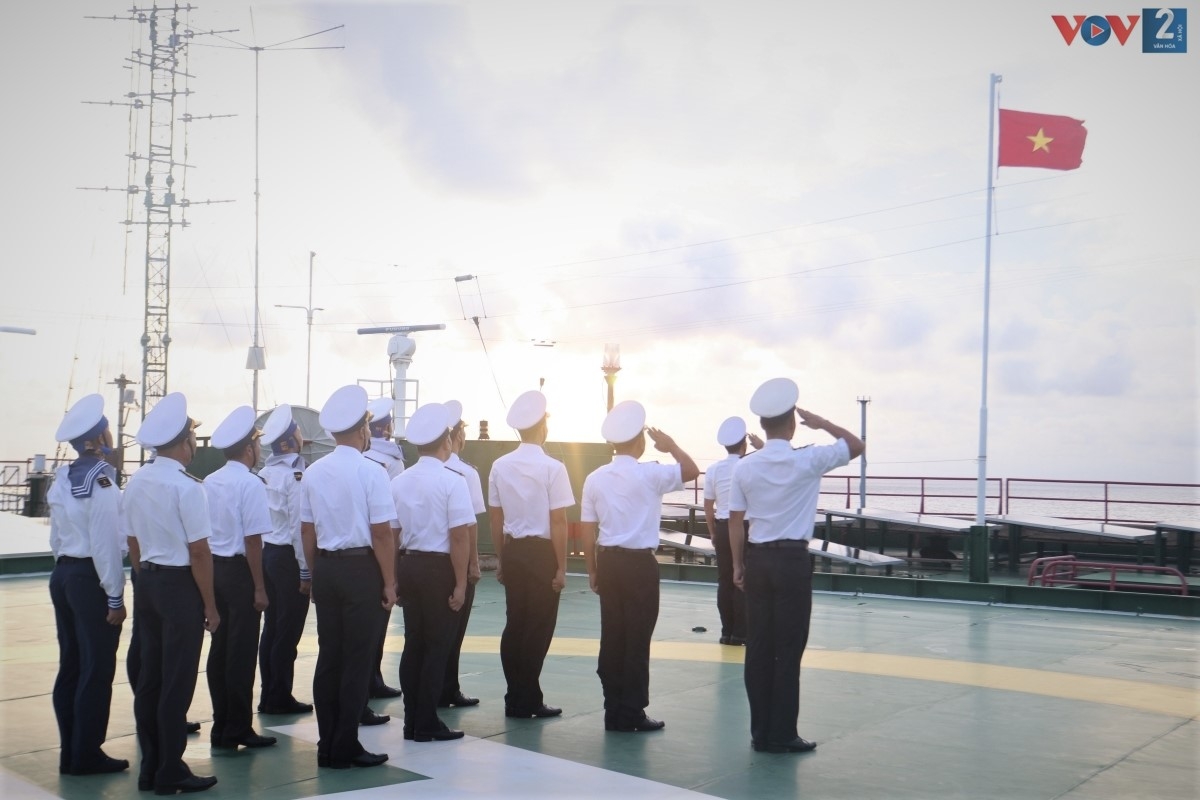 Sau bài Quốc ca đanh thép vang vọng giữa trùng khơi, trung úy Trần Văn Bình, Phó Chỉ huy trưởng nhà giàn lên vị trí đọc 10 lời thề danh dự của quân nhân. Lời vừa dứt, tất cả đồng thanh hô lớn: "Xin thề"