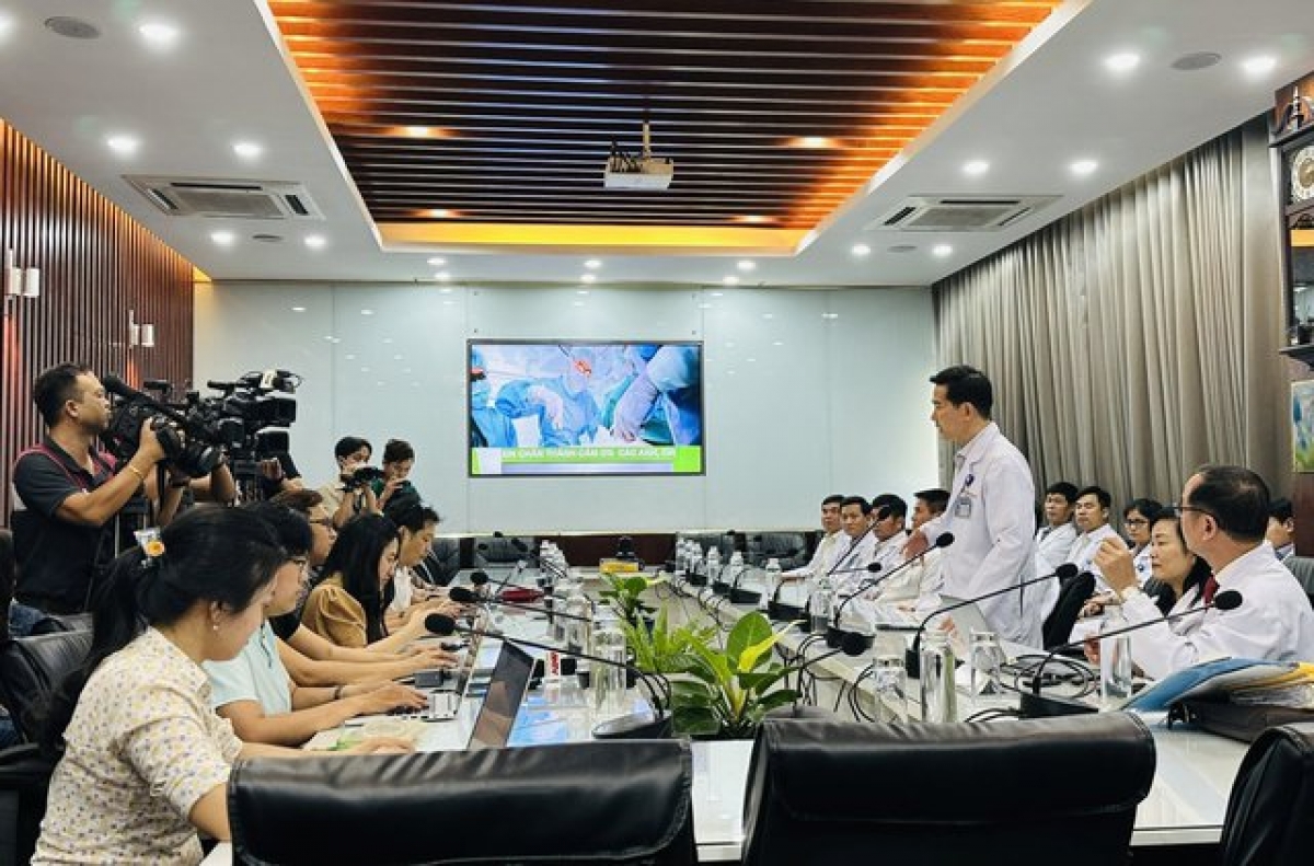 TS.BS Lâm Việt Trung - Phó Giám đốc Bệnh viện Chợ Rẫy chia sẻ, đây là một trường hợp chấn thương hy hữu và rất nặng, rất dễ tử vong. Việc bệnh nhân hồi phục là một kỳ tích y học.