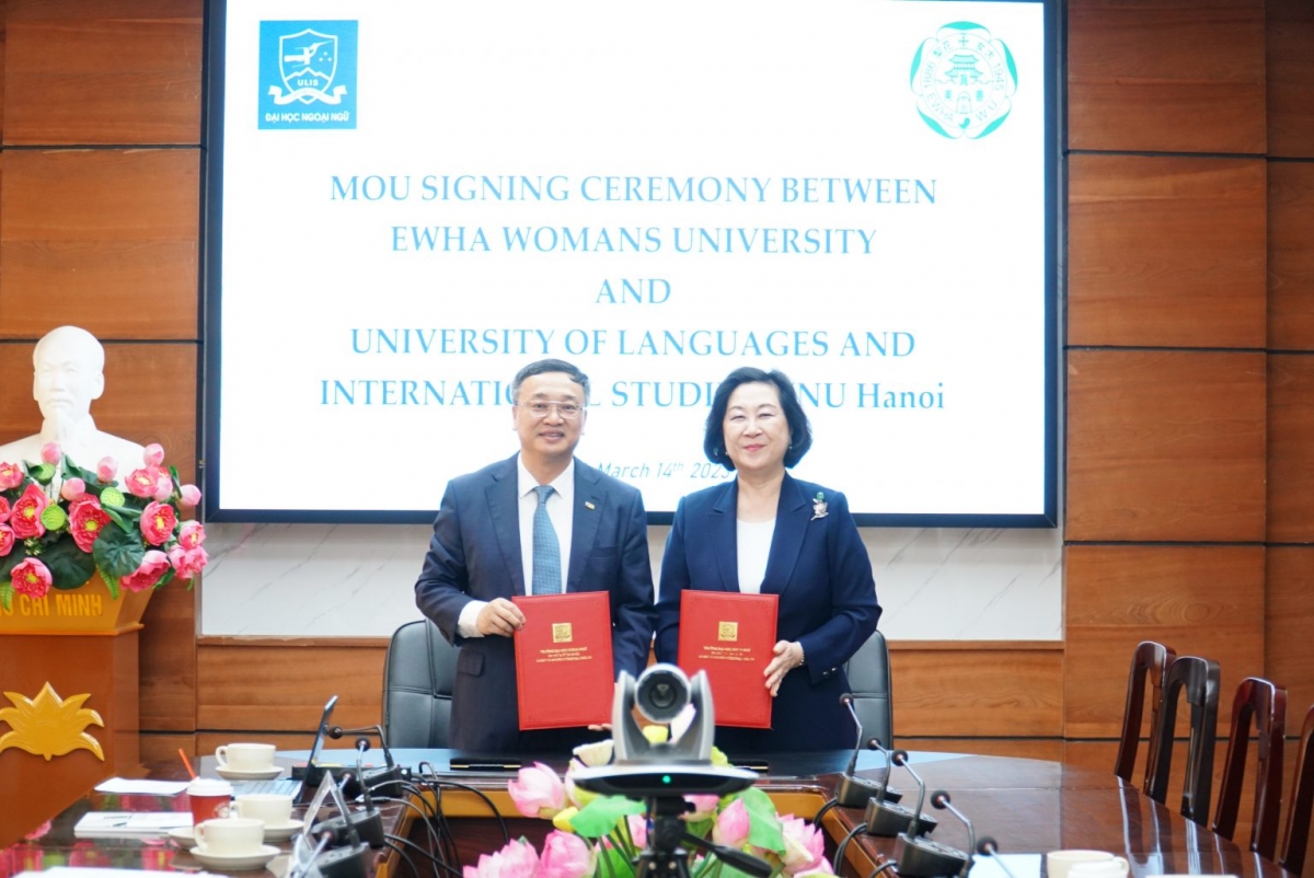 GS Eun Mee Kim Hiệu trưởng trường Đh nữ sinh EWHA và TS Đỗ Tuấn Minh, Hiệu trưởng trường ĐHNN (ĐHQG Hà Nội) ký kết biên bản hợp tác