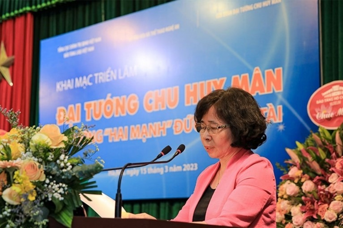 Bà Chu Minh Hà, con gái Đại tướng Chu Huy Mân phát biểu tại Lễ khai mạc triển lãm