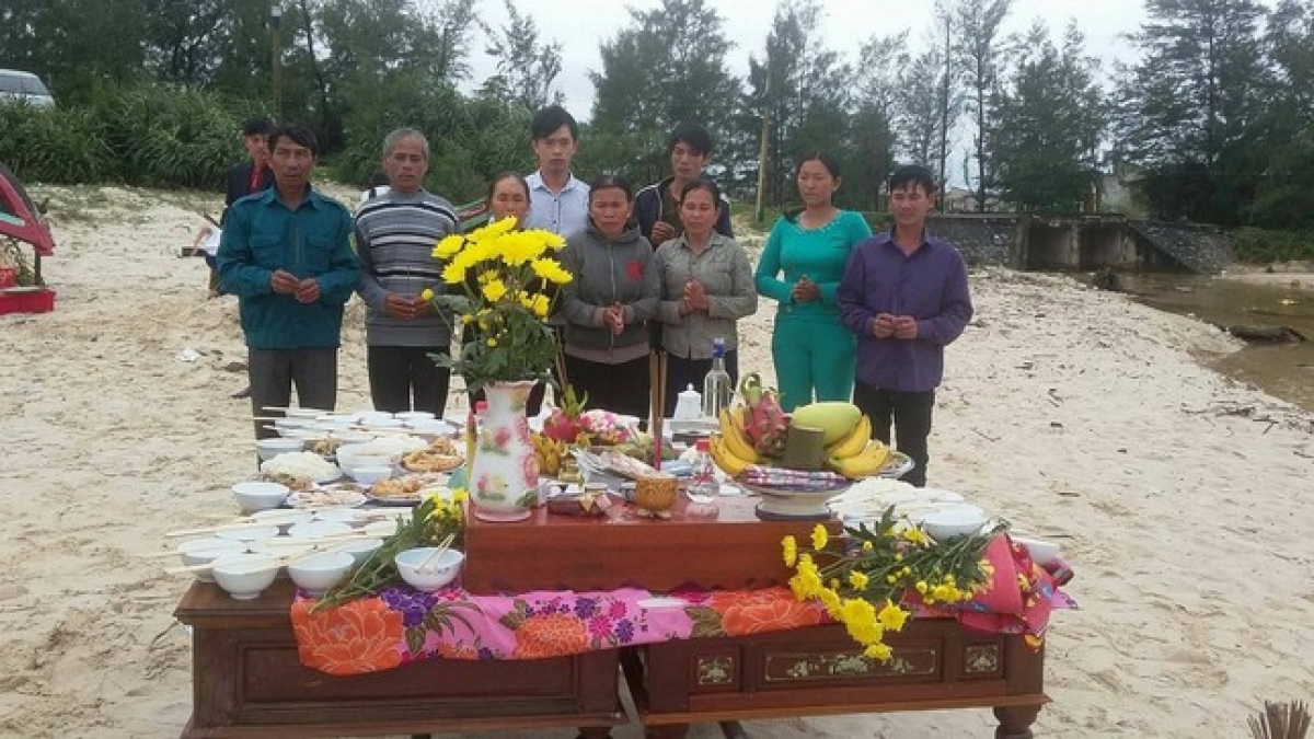 Con cháu cụ Nhỏ làm cơm cúng trong ngày giỗ 64 liệt sĩ Gạc Ma.
