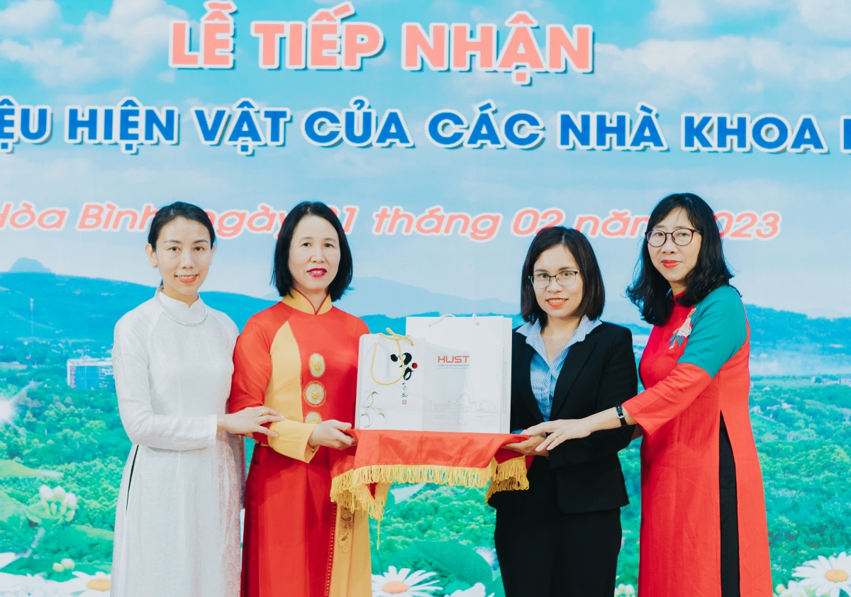 GS.TS Lê Minh Thắng ( người thứ 2 từ trái sang ) trao tặng hiện vật cho Trung tâm di sản các nhà khoa học Việt Nam