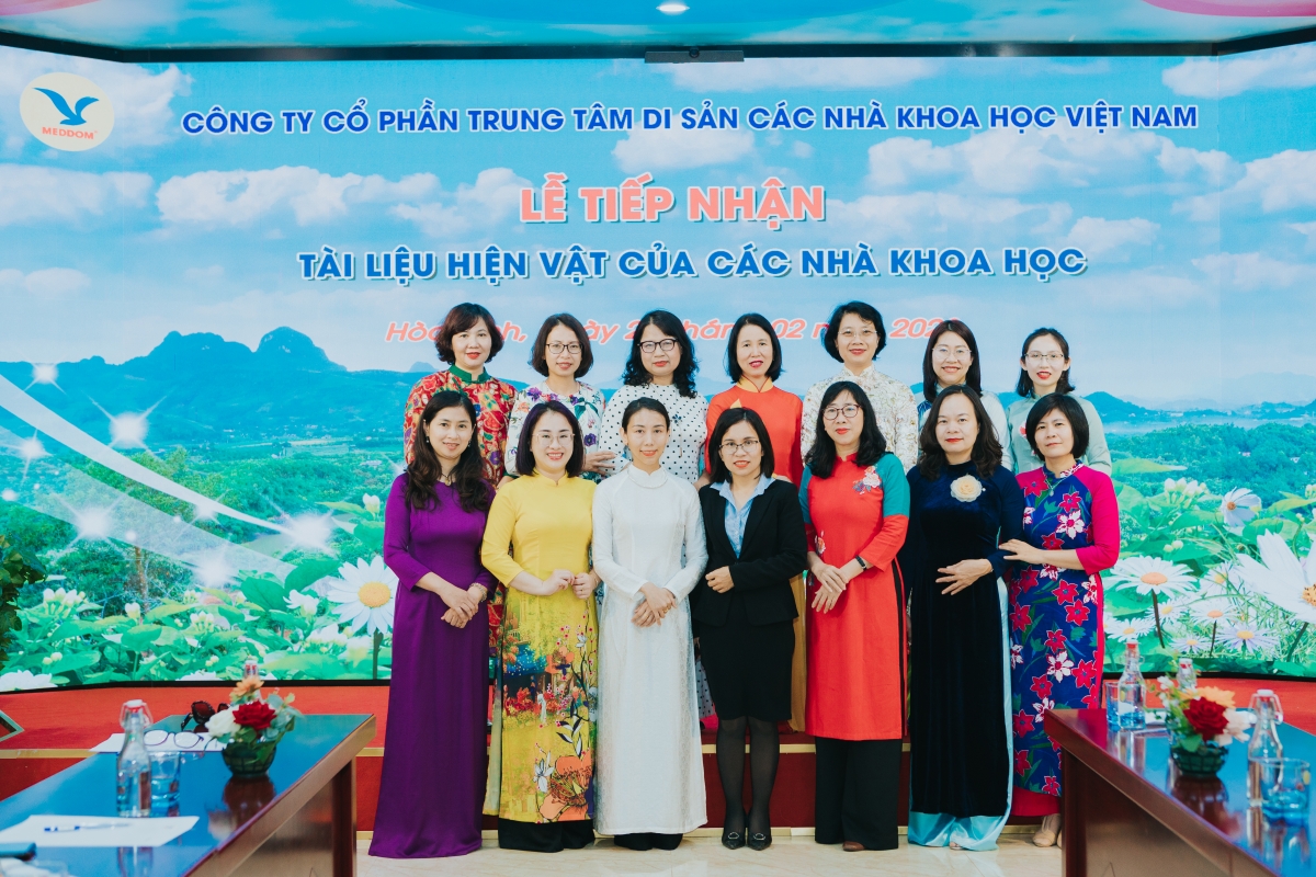 GS Lê Minh Thắng cùng các chị em Chi hội Nữ trí thức ĐH Bách khoa Hà Nội