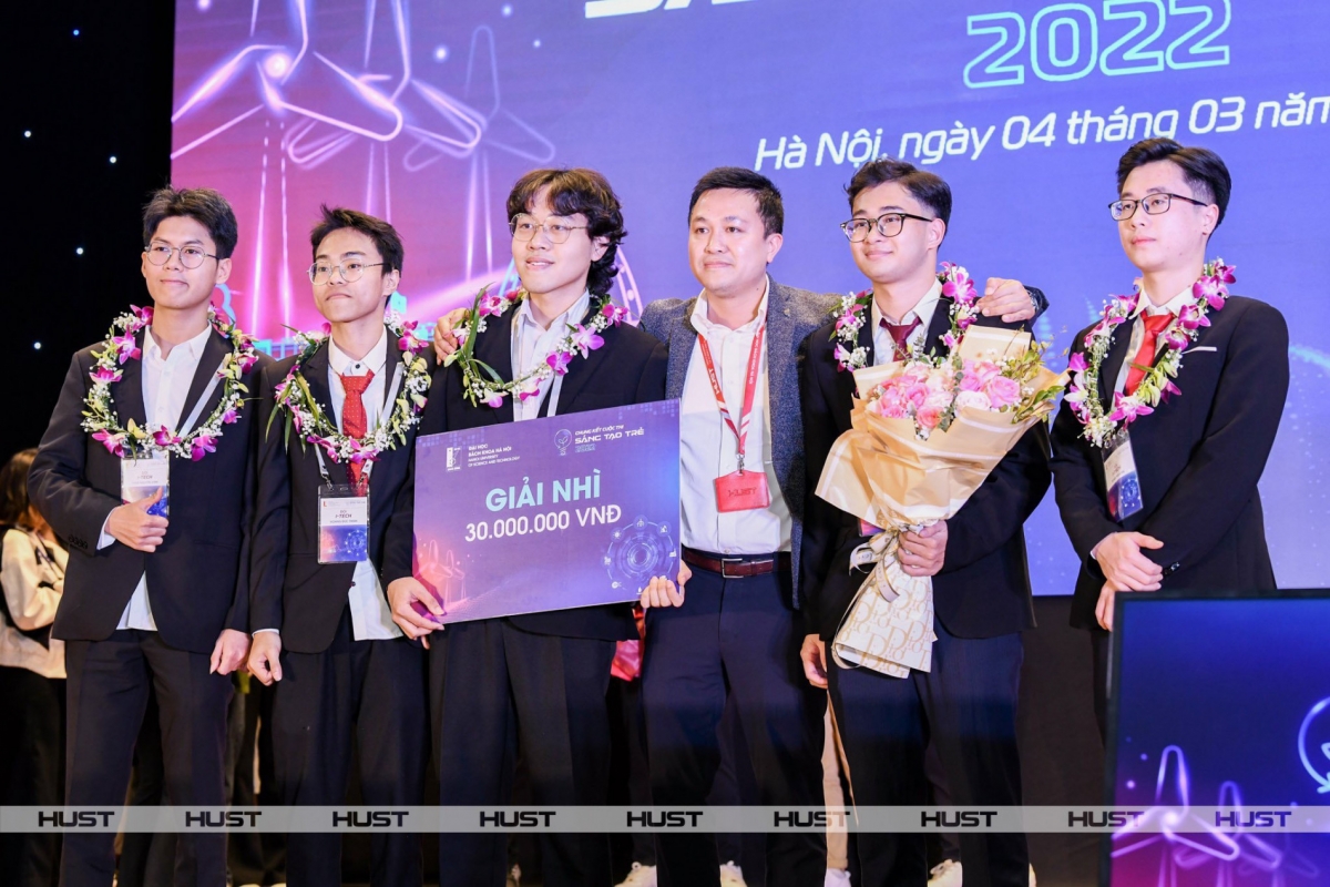 Niềm vui của TS. Trương Công Tuấn và các thành viên nhóm I-Tech khi đạt giải Nhì cuộc thi Sáng tạo trẻ 2022 do Đại học Bách khoa Hà Nội tổ chức
