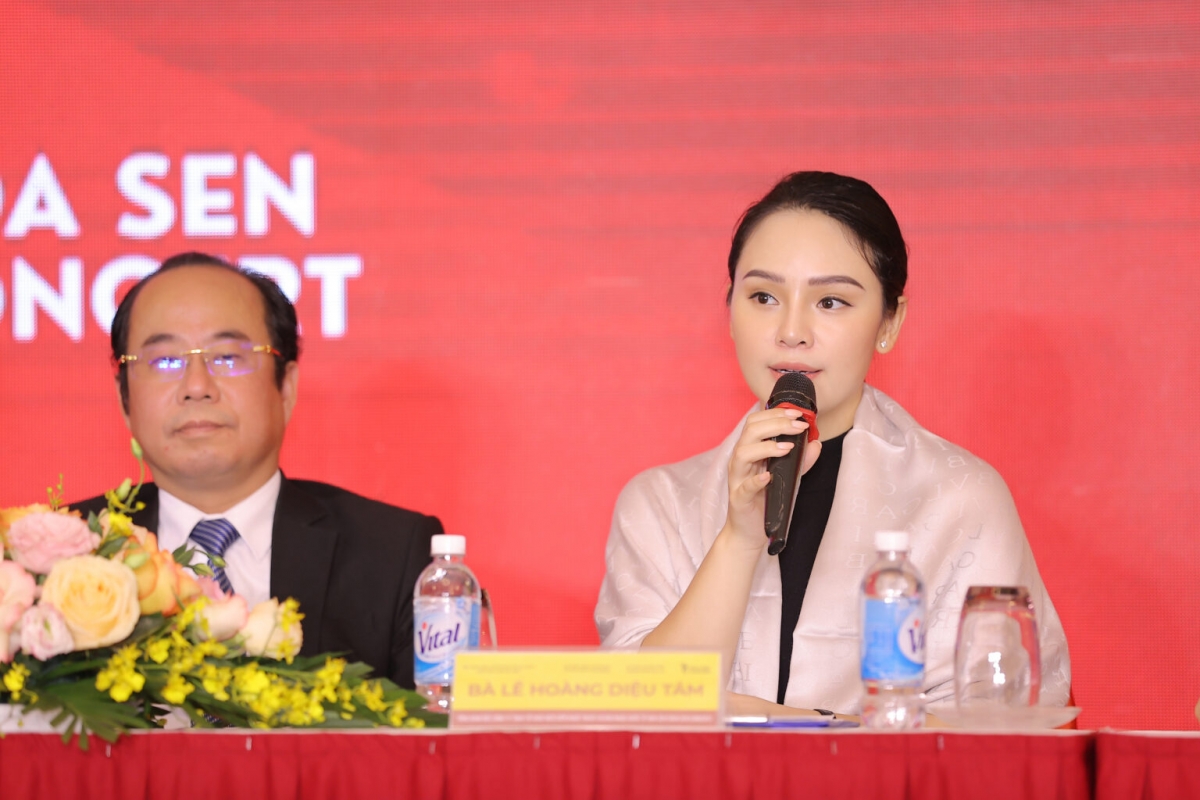 Bà Lê Hoàng Diệu Tâm, Đại diện Ban tổ chức, Tổng Giám đốc Công ty Hoa Sen Concert thông tin với báo chí