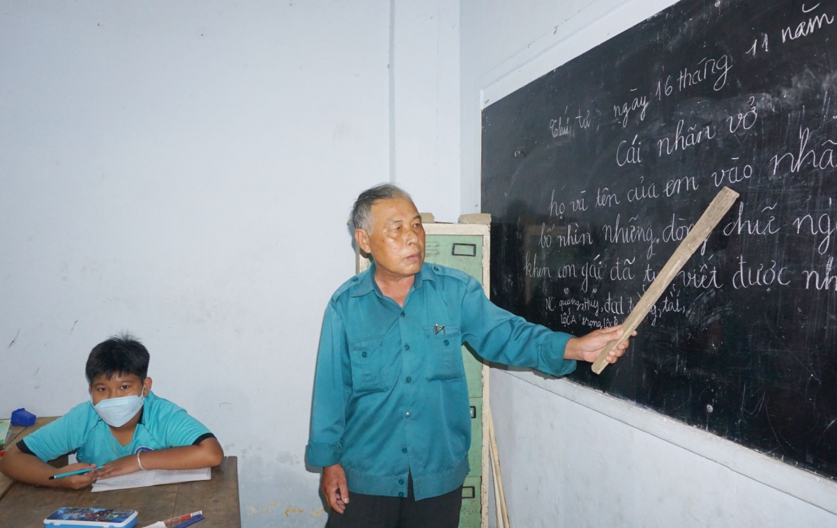 Thầy Muốt với tiết dạy trên lớp học tình thương