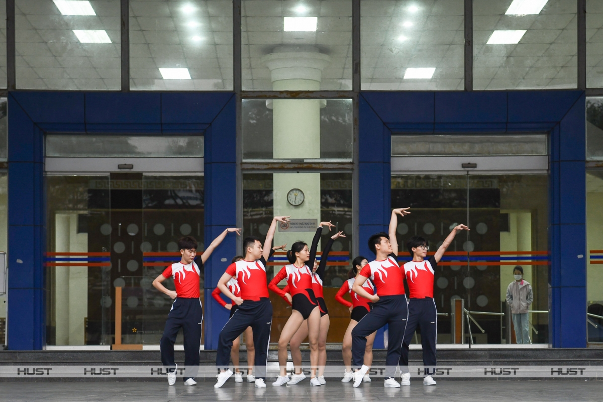 Đội Aerobic sinh viên Đại học Bách khoa Hà Nội biểu diễn tại buổi lễ