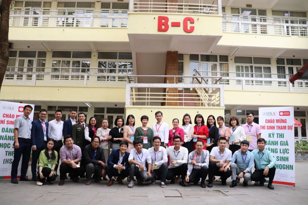 Cán bộ làm nhiệm vụ thi tại Trường Đại học Khoa học Xã hội và Nhân văn ngày 11-12/03/2023