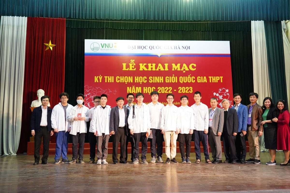Học sinh Trường THPT Chuyên Khoa học Tự nhiên trong ngày khai mạc kỳ thi chọn học sinh giỏi quốc gia THPT năm 2022-2023