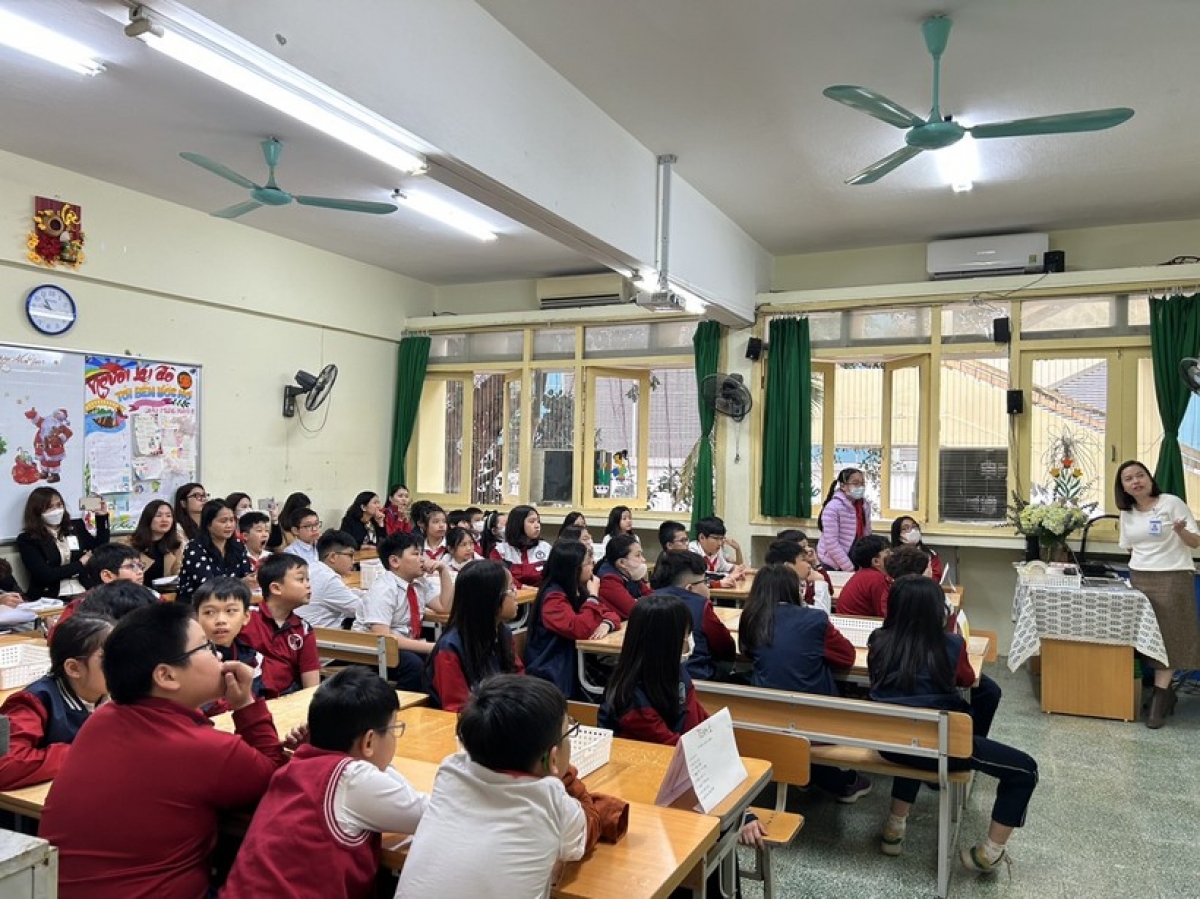 Đại biểu dự giờ lớp 5B chủ đề “Chế tạo pin điện”.