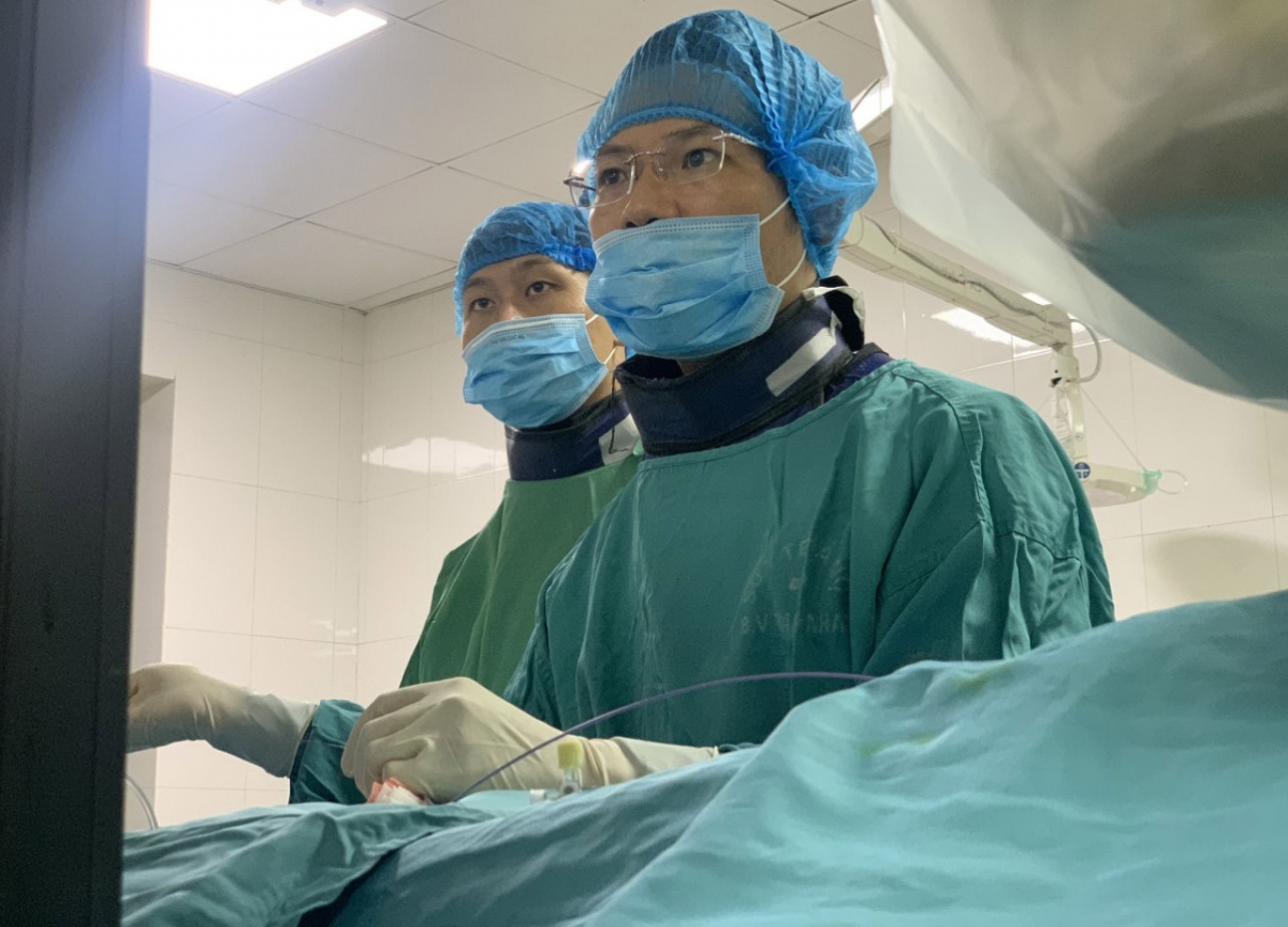 Hình ảnh chụp cắt lớp vi tính cho thấy bệnh nhân bị giãn phế quản hai bên phổi