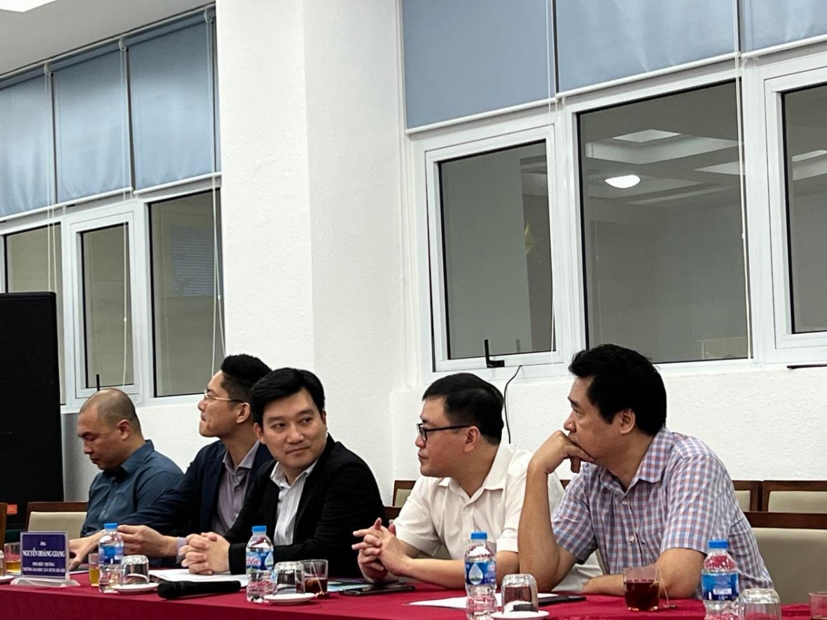 PGS.TS Nguyễn Hoàng Giang (giữa) cùng đại diện các khoa Kiến trúc, Xây dựng dân dụng cùng các đại biểu tham dự tọa đàm