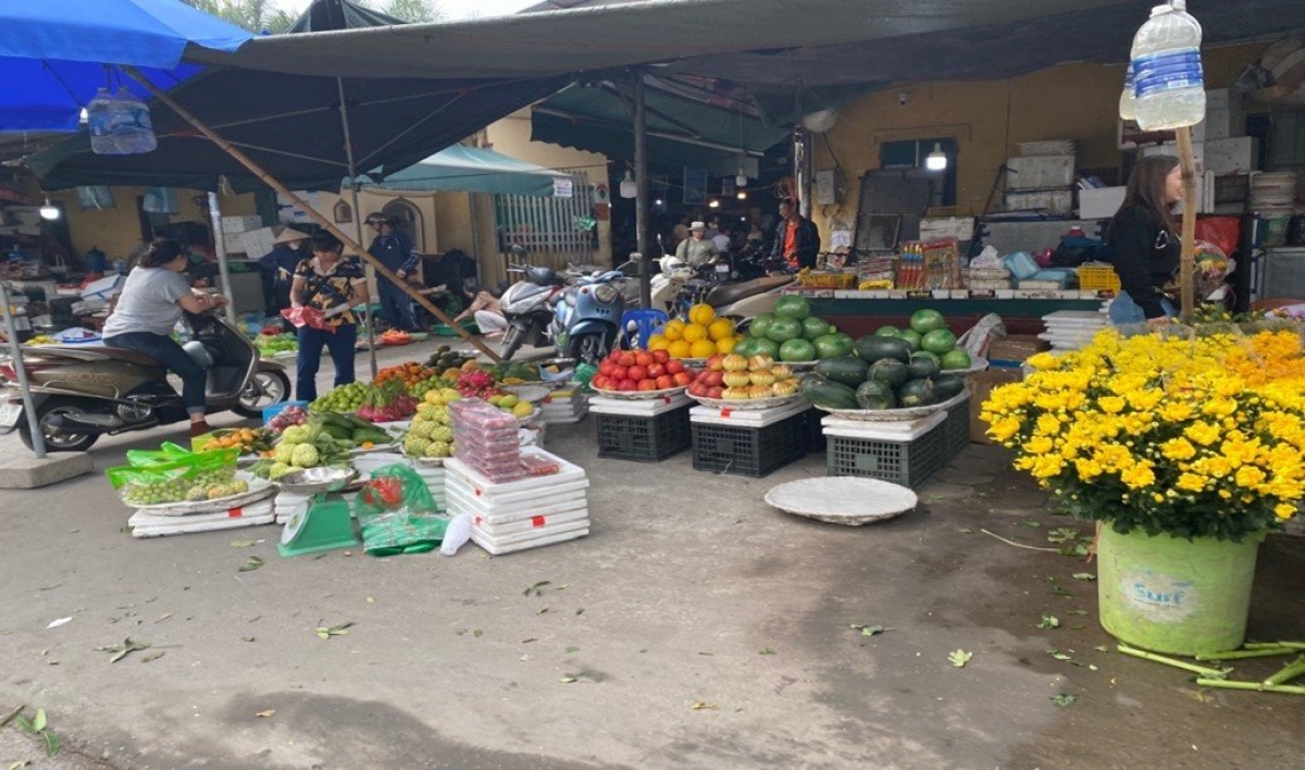 Hàng quán bày tràn lan, lấn chiếm vỉa hè, lòng đường.