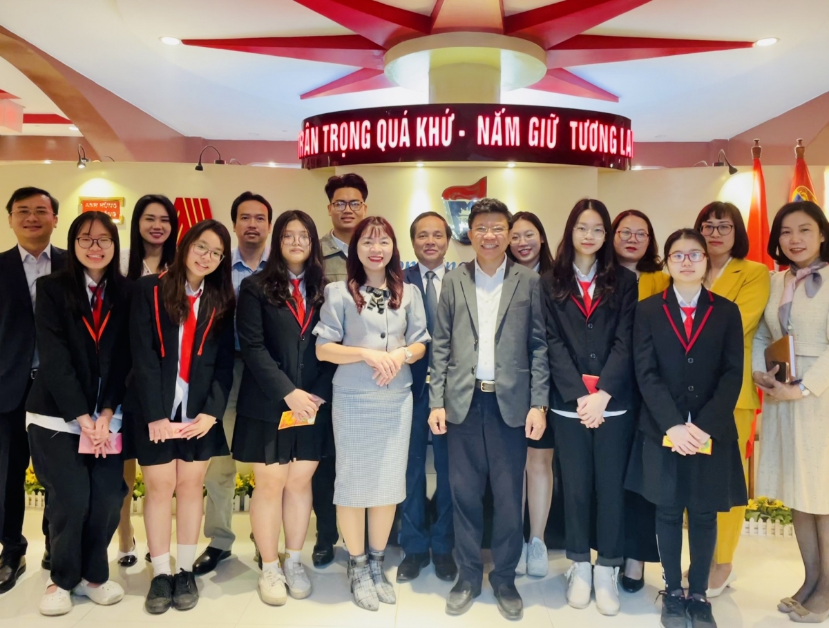 Thầy trò đội tuyển học sinh Trường THPT Chuyên Khoa học Xã hội và Nhân văn, ĐHQGHN